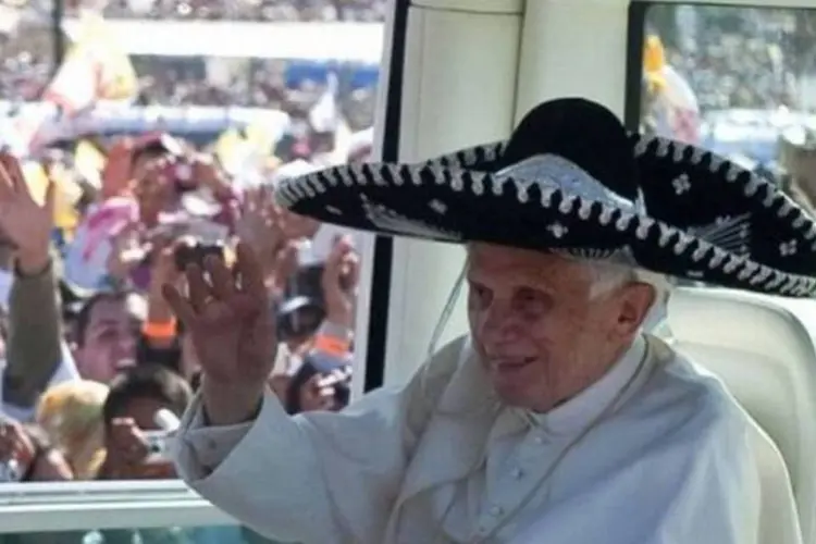 As portas do colégio foram abertas e Bento XVI saiu e caminhou lentamente até um grupo de mariachis que cantava "México lindo e querido" (Ronaldo Schemidt/AFP)
