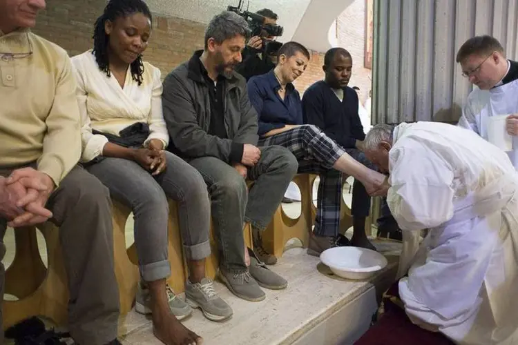 O papa Francisco lava os pés de detentos de prisão italiana (Osservatore Romano/Reuters)