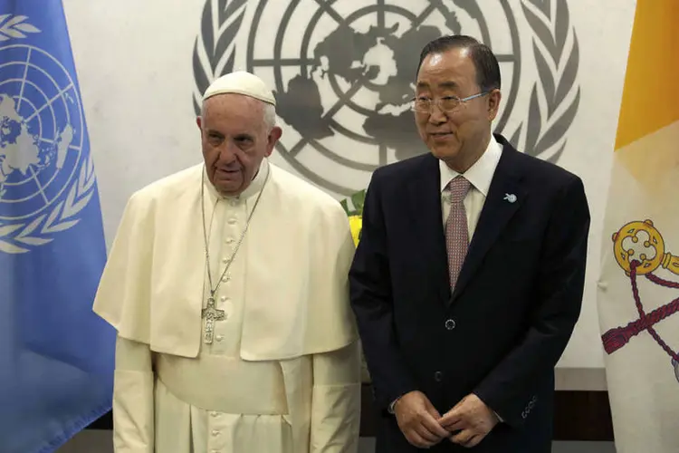 
	Papa e Ban Ki-moon na ONU: &quot;Mas nunca antes, nos 70 anos de nossa hist&oacute;ria, as Na&ccedil;&otilde;es Unidas foram honradas ao receber o papa para a abertura da Assembleia Geral da ONU&quot;
 (REUTERS / AFP / Joshua Lott)