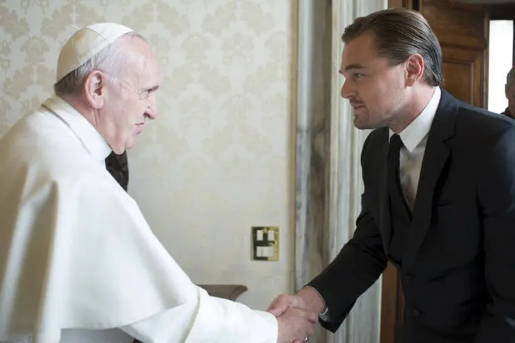 
	Papa e DiCaprio: o tema da conversa foi a defesa do meio ambiente, j&aacute; que o ator &eacute; muito comprometido em iniciativas a respeito
 (Osservatore Romano / Reuters)