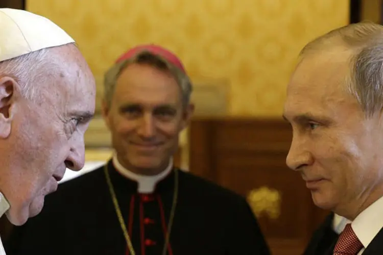 
	Papa Francisco e Vladimir Putin: &quot;As pontes duram e contribuem para uma paz duradoura. Os muros n&atilde;o, devem ser destru&iacute;dos&quot;
 (Gregorio Borgia / AFP)