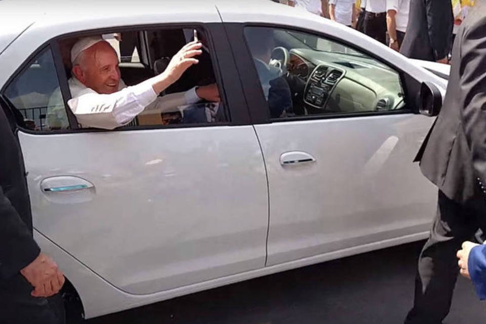 Papa anda de Dacia Logan em visita à Armênia