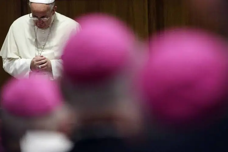 Papa Francisco reza durante encontro da Conferência Episcopal Italiana (CEI), no Vaticano (Max Rossi)