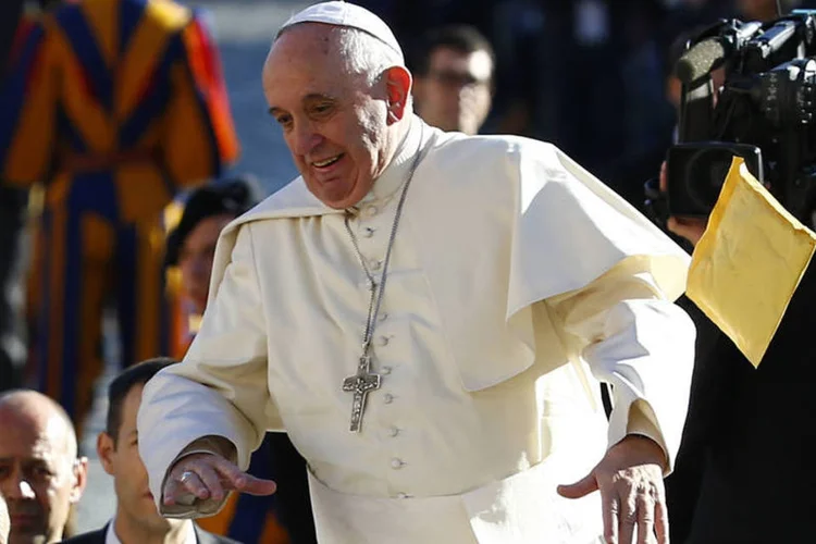 Papa tenta pegar envelope: pôster nos arredores do Vaticano anuncia a rifa de 13 objetos e mais outros 30 "prêmios de consolação" (Tony Gentile/Reuters)