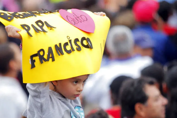 
	Menina segura cartaz escrito &quot;Bem-Vindo, papa Francisco&quot;, enquanto espera o pont&iacute;fice
 (REUTERS/Kevin Granja)