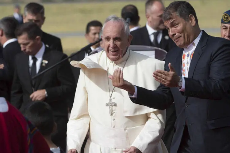 Papa Francisco e o presidente do Equador Rafael Correa, em visita a Quito (REUTERS/Osservatore Romano)