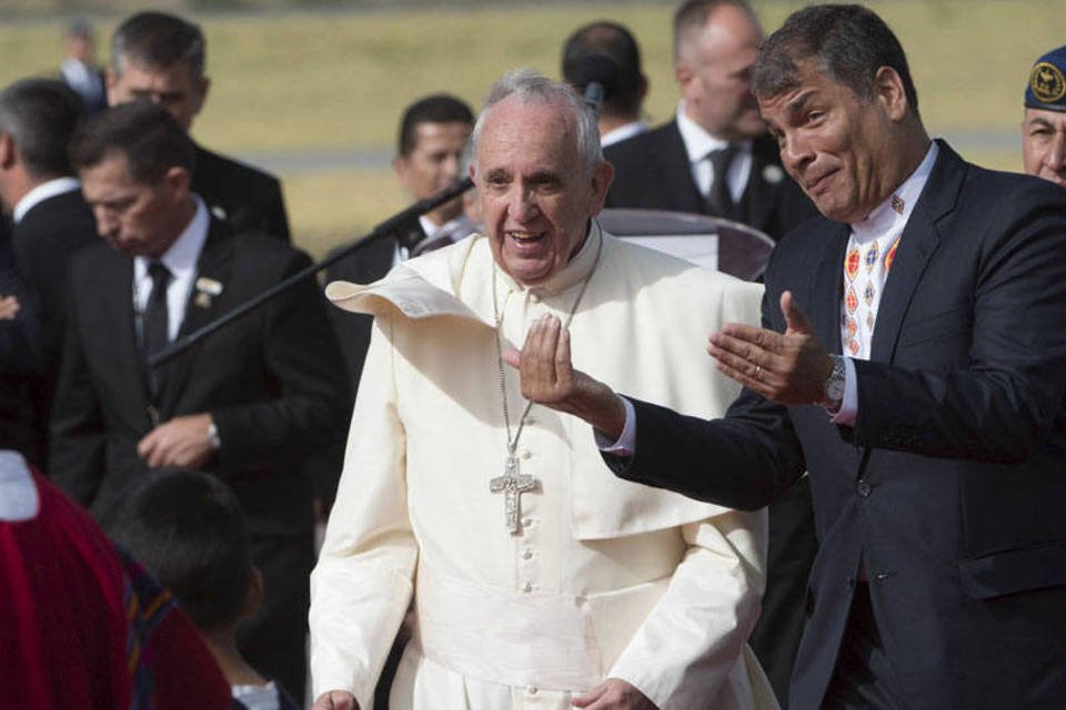 Papa Francisco pede diálogo do governo com oposição em Quito