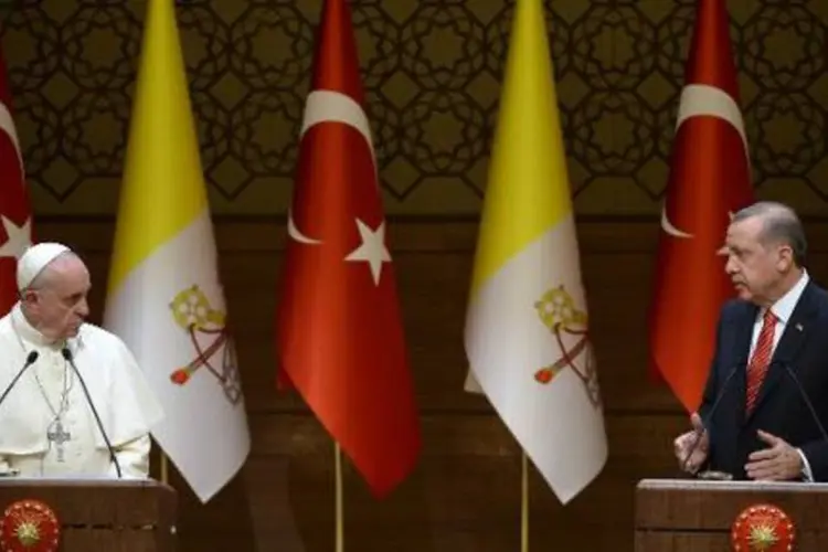 Papa Francisco ouve o presidente turco Recep Tayyip Erdogan durante coletiva de imprensa conjunta no palácio de Ancara (Filippo Monteforte/AFP)