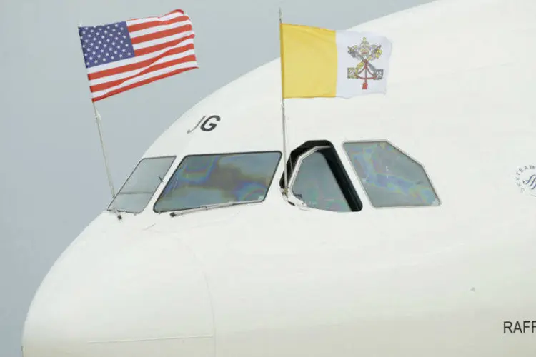 
	Avi&atilde;o com o papa Francisco aterrissa nos Estados Unidos
 (Kevin Lamarque/Reuters)
