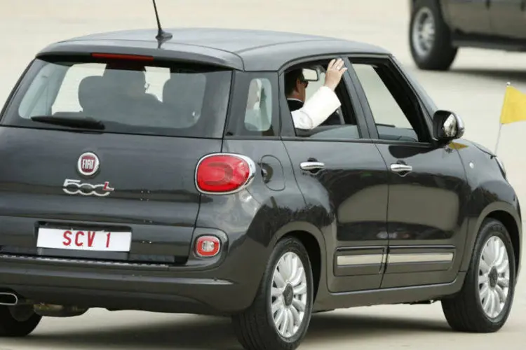 
	Papa Francisco se desloca com um Fiat 500 L nos Estados Unidos: recurso obtido pela venda do carro ser&aacute; destinado a escolas cat&oacute;licas
 (Kevin Lamarque/Reuters)
