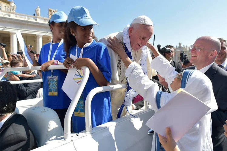 Papa Francisco: pontífice abraça missionária de caridade de madre Teresa (Reuters)