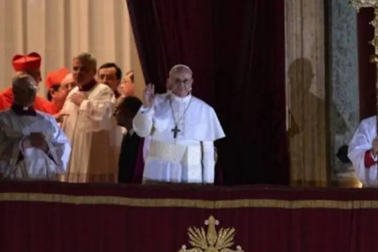 Papa Francisco acena de balcão logo após ser eleito papa (Max Rossi/Reuters)
