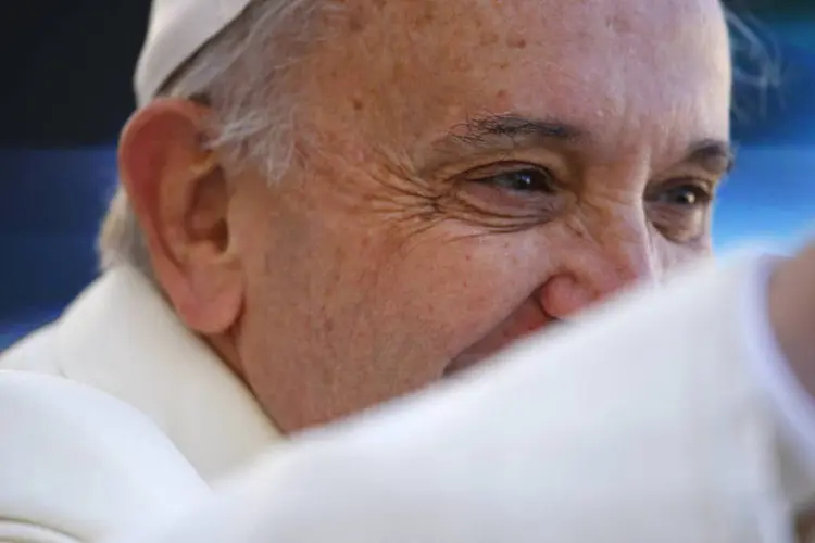 
	Papa Francisco: &quot;irm&atilde;os, estou perto de voc&ecirc;s, de todo o cora&ccedil;&atilde;o. Deus os acaricia com sua ternura&quot;, disse aos refugiados
 (Stefano Rellandini)