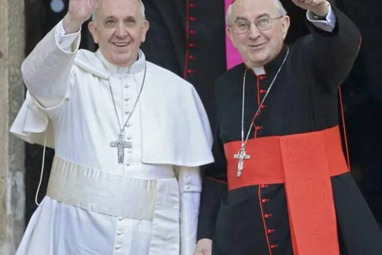 
	Papa Francisco acena da entrada da catedral Santa Maria Maggiore, em Roma:&nbsp;ainda hoje, o papa celebra uma missa privada aos cardeais, na Capela Sistina.
 (REUTERS/Alessandro Bianchi)