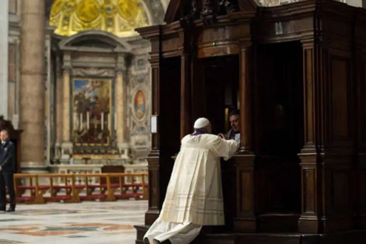 Papa Francisco confessa durante cerimônia na Basílica de São Pedro, na Cidade do Vaticano (Osservatore Romano/Reuters)