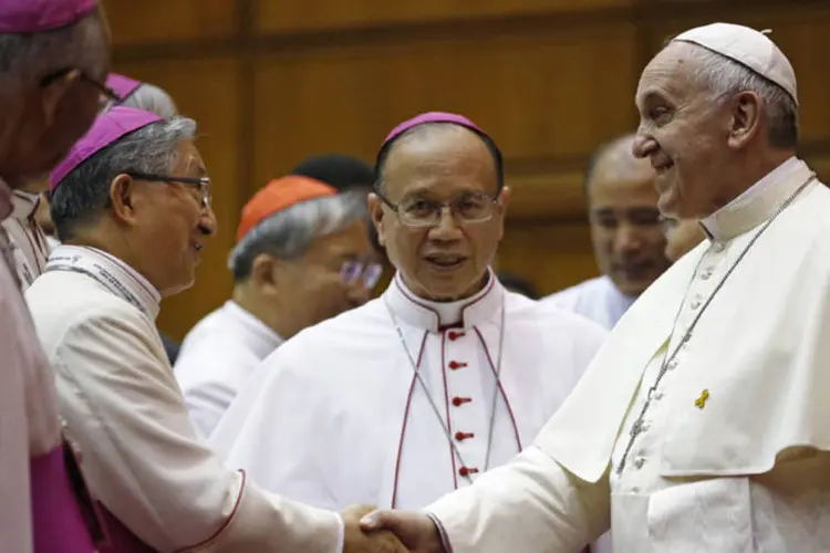 Papa Francisco cumprimenta bispos antes de embarcar na Base Aérea de Seul (Kim Hong-Ji/Reuters)