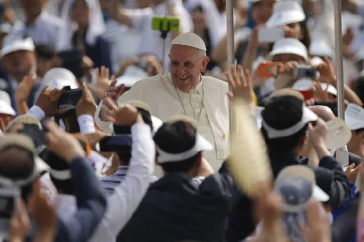 Papa Francisco cumprimenta católicos na praça de Gwanghwamun, em Seul (Issei Kato/Reuters)