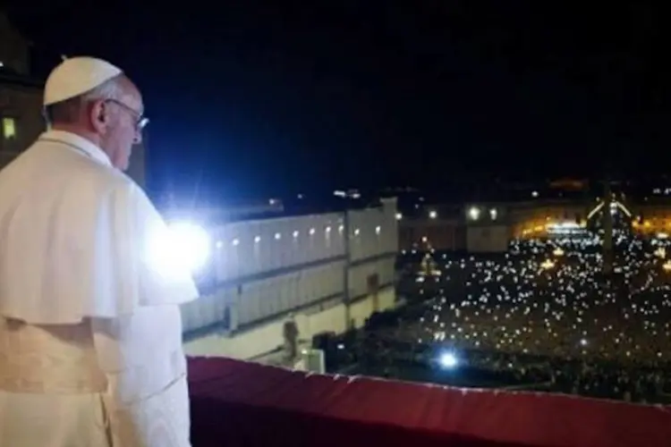 
	Papa Francisco diante da multid&atilde;o &agrave; noite ap&oacute;s ser eleito papa: ele tamb&eacute;m expressou sua emo&ccedil;&atilde;o pelo sauda&ccedil;&atilde;o que recebeu dos fi&eacute;is&nbsp;
 (AFP)