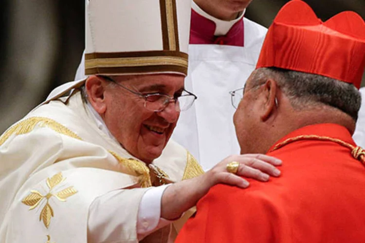 
	O papa Francisco cumprimenta o cardeal brasileiro dom Orani durante cerim&ocirc;nia na bas&iacute;lica de S&atilde;o Pedro do Vaticano: a cerim&ocirc;nia durou duas horas
 (REUTERS/Max Rossi)