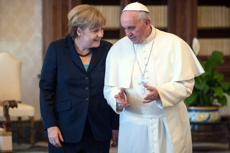 
	Papa Francisco e a chanceler alem&atilde; Angela Merkel: os candidatos v&atilde;o suceder a paquistanesa Malala Yousafzai e o indiano Kailash Satyarthi, premiados por sua luta pelos direitos das crian&ccedil;as
 (Getty Images / Guido Bergmann)