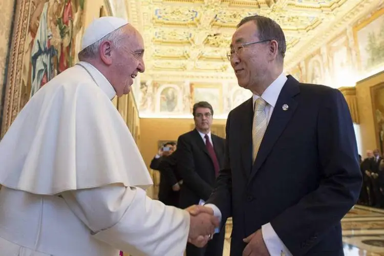 Papa Francisco cumprimenta o secretário-geral da ONU, Ban Ki-moon, durante encontro no Vaticano (Osservatore Romano/Reuters)