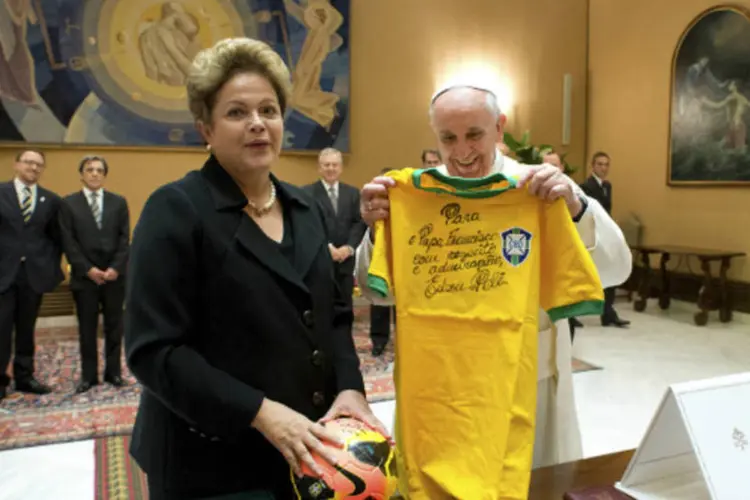 
	Papa Francisco, ao lado de Dilma, segura camisa autografada por Pel&eacute;&nbsp;
 (Osservatore Romano/Reuters)