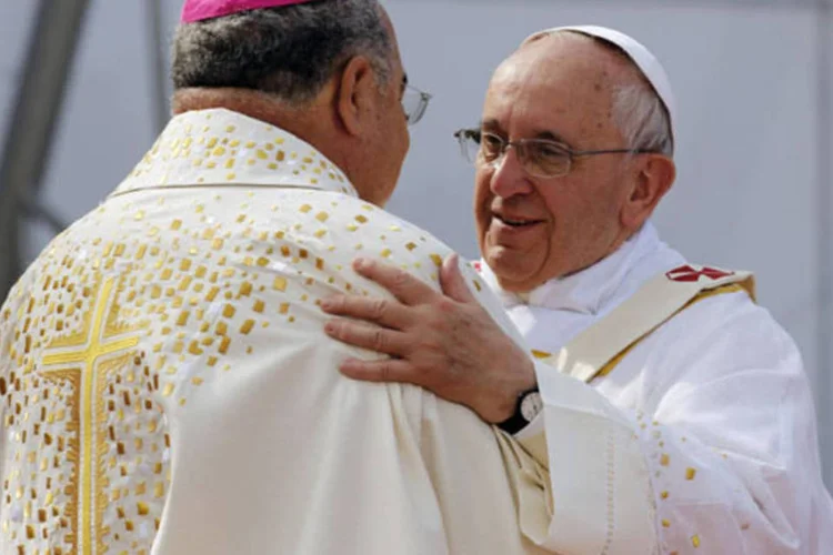 
	Papa Francisco abra&ccedil;a o arcebispo do Rio de Janeiro, dom Orani Tempesta, antes de celebrar a &uacute;ltima missa da Jornada Mundial da Juventude, no ano passado
 (Stefano Rellandini/Reuters)