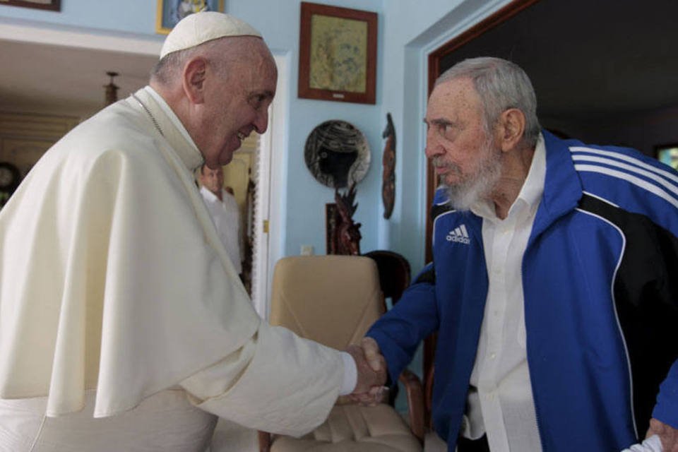 Papa defende o fim do embargo a Cuba durante voo para os EUA
