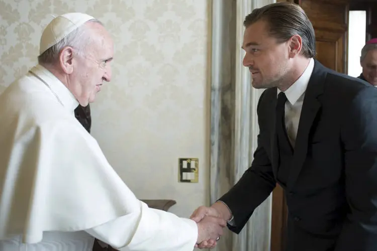 
	Papa Francisco e Leonardo DiCaprio se cumprimentam: o ator indicado ao Oscar foi recebido pela manh&atilde; em uma audi&ecirc;ncia com o pont&iacute;fice
 (AFP)