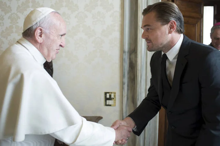 
	Papa Francisco e Leonardo DiCaprio se cumprimentam: o ator indicado ao Oscar foi recebido pela manh&atilde; em uma audi&ecirc;ncia com o pont&iacute;fice
 (AFP)
