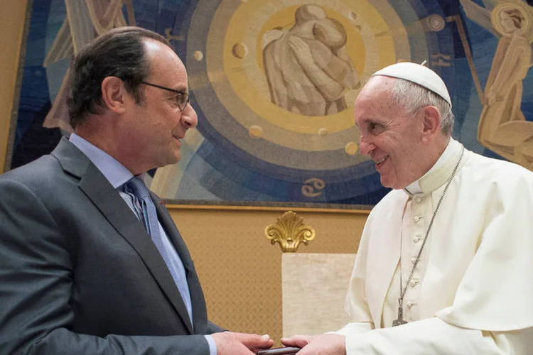 
	Encontro: &quot;vim dizer ao papa que somos sens&iacute;veis &agrave;s palavras que ele pronunciou e a sua a&ccedil;&atilde;o, o que alivia nossa vis&atilde;o da humanidade&quot;, declarou Hollande
 (Osservatore Romano / Reuters)