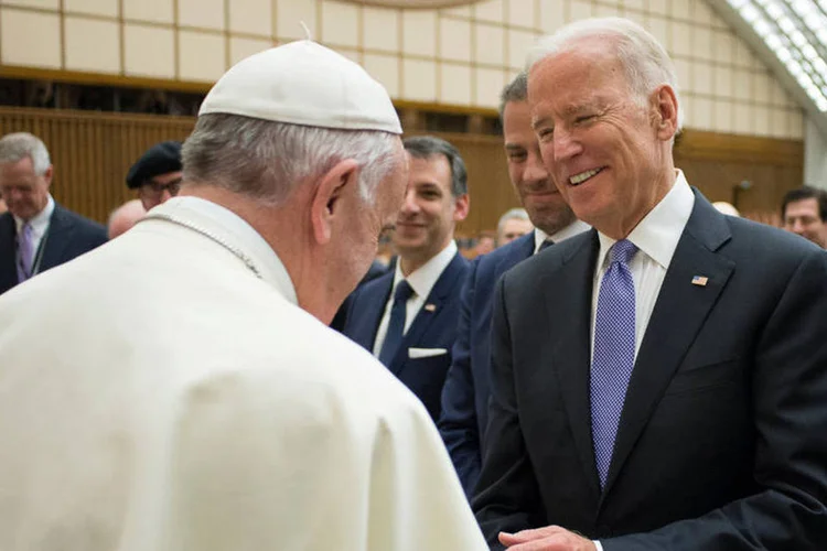 
	Papa e Biden: diante dos presentes no Congresso, o papa Francisco classificou de inaceit&aacute;vel o fato de n&atilde;o se prestar aten&ccedil;&atilde;o aos pacientes com c&acirc;ncer e doen&ccedil;as raras
 (Handout / Reuters)