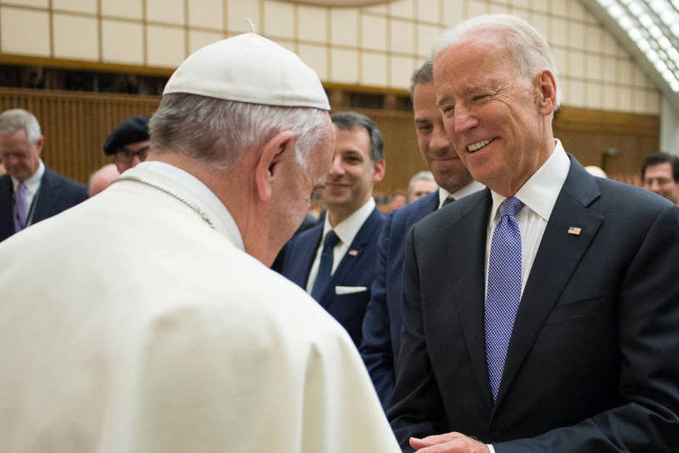 Papa e vice dos EUA pedem tratamentos acessíveis para câncer