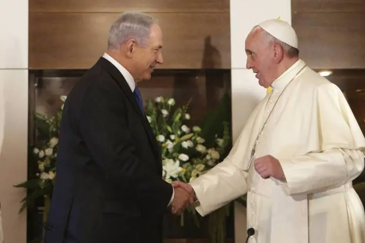 Papa Francisco cumprimenta o primeiro-ministro de Israel, Benjamin Netanyahu, durante encontro em Jerusalém, Israel (Alex Kolomoisky/Reuters)