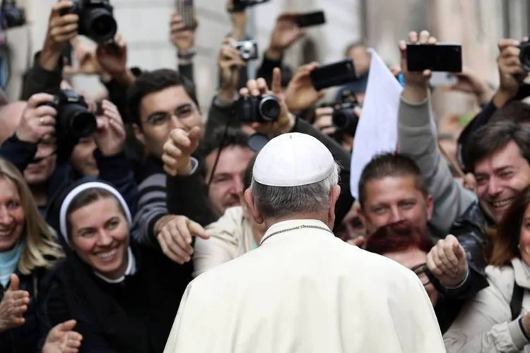 Papa Francisco cumprimenta uma multidão no final de uma missa para a comunidade polonesa na Igreja de Santo Estanislau, em Roma (Alessandro Bianchi/Reuters)