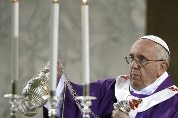 Papa Francisco abençoa o altar durante a missa de Quarta-feira de Cinzas na Basílica de Santa Sabina, em Roma (Max Rossi/Reuters)