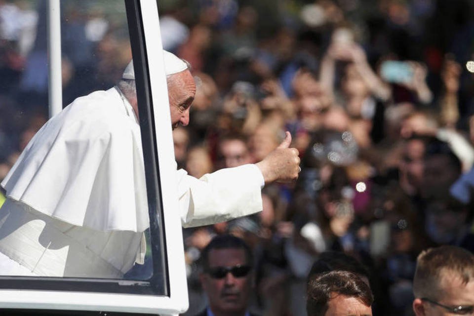 Multidão ovaciona papa em passagem pelo centro de Washington