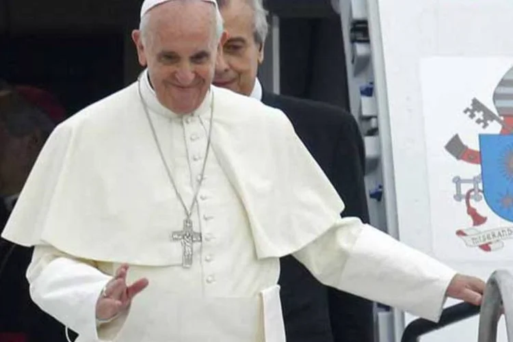 
	Papa Francisco desembarca no aeroporto do Gale&atilde;o, no Rio de Janeiro:&nbsp;a enviada especial do jornal franc&ecirc;s Le Monde, St&eacute;phanie Le Bars, destacou a imagem de &ldquo;bom papa&rdquo; de Francisco, sorridente e acess&iacute;vel aos fi&eacute;is.
 (PILAR OLIVARES/REUTERS)