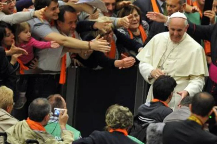 
	Papa Francisco &eacute; recebido por multid&atilde;o de fieis: &quot;n&oacute;s amamos estes homens e eles nos amam&quot;, escrevem as mulheres
 (Tiziana Fabi/AFP)