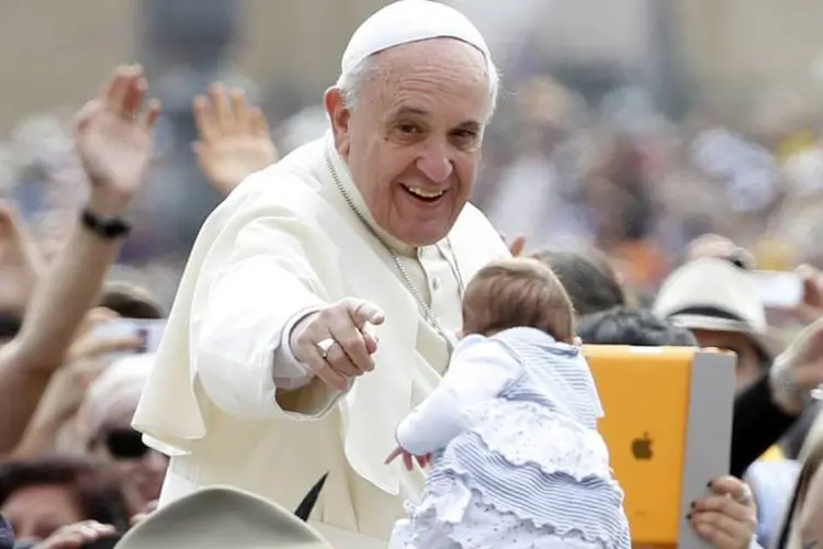 Papa Francisco acena ao chegar a Praça de São Pedro para a sua audiência semanal, na Cidade do Vaticano (Tony Gentile/Reuters)