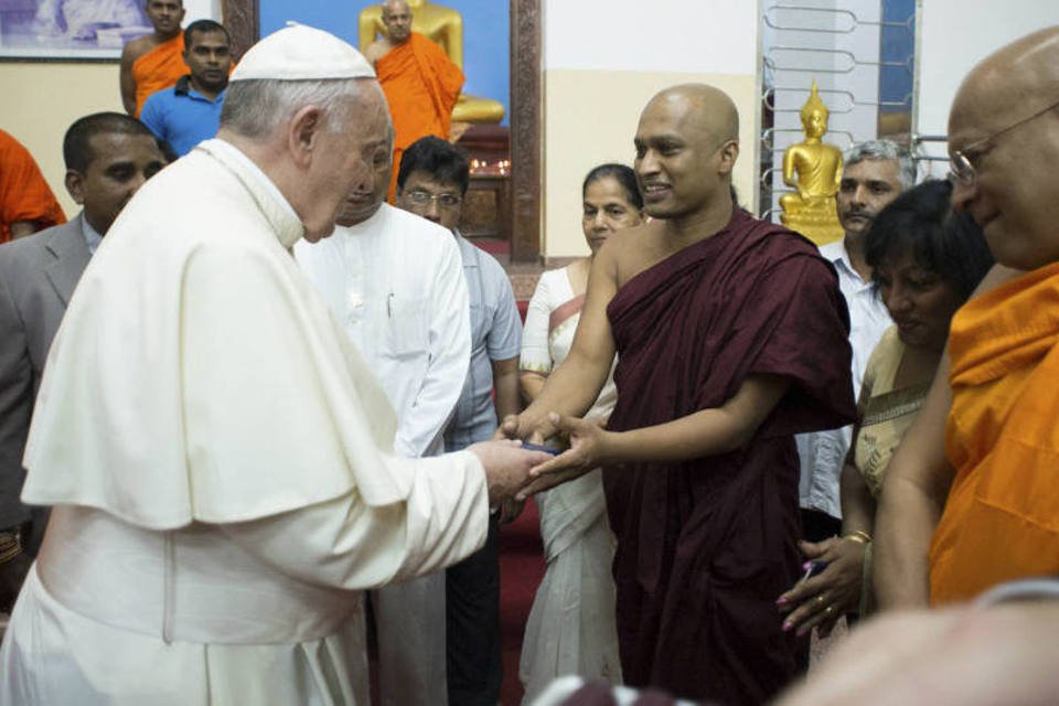 Papa Francisco visita templo budista no Sri Lanka