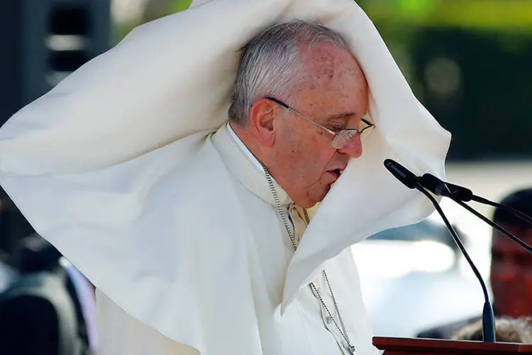 Vento levanta o manto do papa Francisco durante discurso no Sri Lanka  (REUTERS/Stefano Rellandini)
