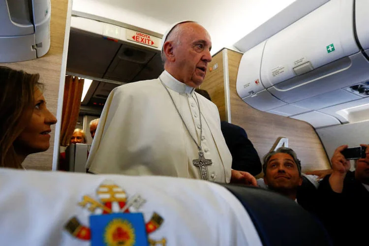 
	Papa: Francisco disse que a atual viol&ecirc;ncia &eacute; culpa dos interesses econ&ocirc;micos e pol&iacute;ticos
 (Stefano Rellandini / Reuters)