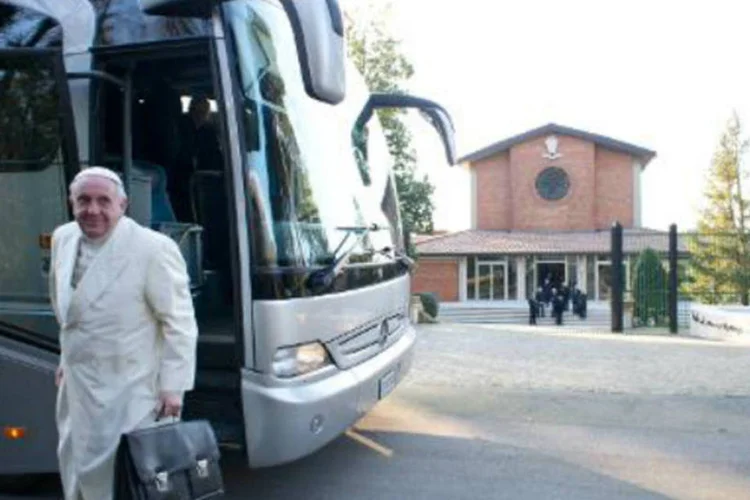 
	Papa Francisco saindo de &ocirc;nibus ao chegar em Ariccia, nos arredores de Roma: em convite formal, papa foi convidado &quot;em nome dos l&iacute;deres dos partidos&quot;, segundo John Boehner (AFP)