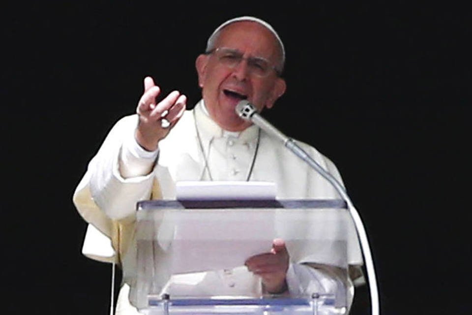 Papa acusa traficantes de armas de responsáveis por atentado