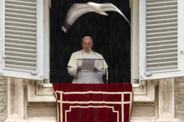 Papa Francisco reza durante a audiência de domingo na praça de São Pedro, no Vaticano (Tony Gentile/Reuters)