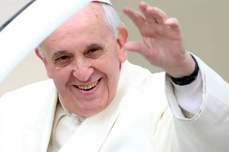 
	Papa Francisco acena para fi&eacute;is no Vaticano
 (Franco Origlia/Getty Images)