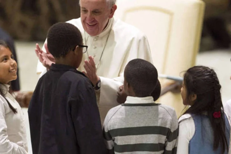 Papa Francisco cumprimenta crianças auxiliadas por voluntários do instituto Santa Marta durante uma audiência no Vaticano (Giampiero Sposito/Reuters)