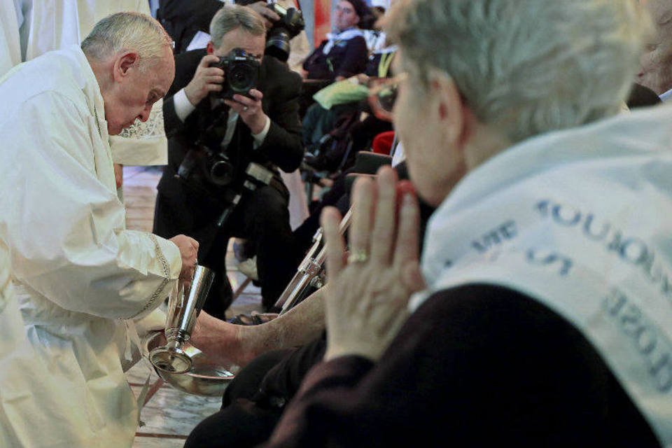Papa rompe tradição e permite mulheres no rito do lava-pés