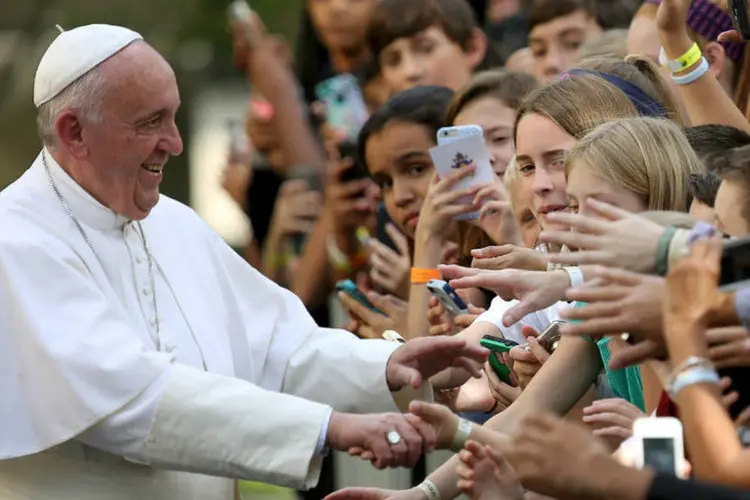 
	Papa Francisco: segundo grupo crist&atilde;o, o pont&iacute;fice argentino e a tabeli&atilde; que se recusou a realizar casamento gay teriam conversado e se abra&ccedil;ado
 (Reuters)